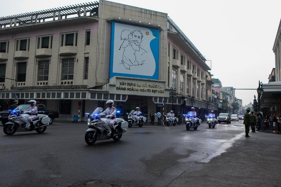 Xe chở Tổng thống Hoa Kỳ Donald Trump di chuyển qua ngã tư Tràng Tiền - Hàng Khay. (Ảnh: Quý Chung/TTXVN)