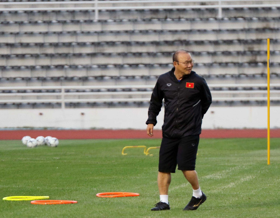 Vị huấn luyện viên người Hàn Quốc khá thoải mái ở buổi tập. (Nguồn: VFF)