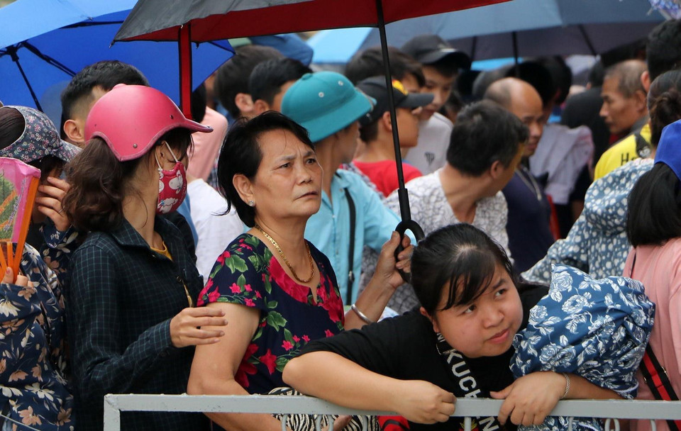 Hàng nghìn người hâm mộ đã xếp thành hàng dài để chờ mua được tấm vé theo dõi U23 Việt Nam thi đấu. (Ảnh: Trung Kiên/TTXVN)