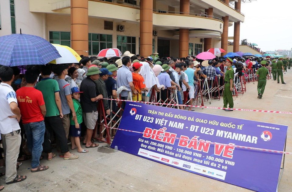 để mua vé xem trận giao hữu giữa U23 Việt Nam và U23 Myanmar. (Ảnh: Trung Kiên/TTXVN)