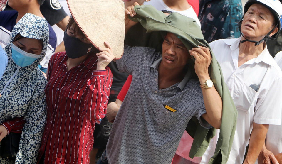 ...bất chấp thời tiết hôm nay rất nắng nóng. (Ảnh: Trung Kiên/TTXVN)