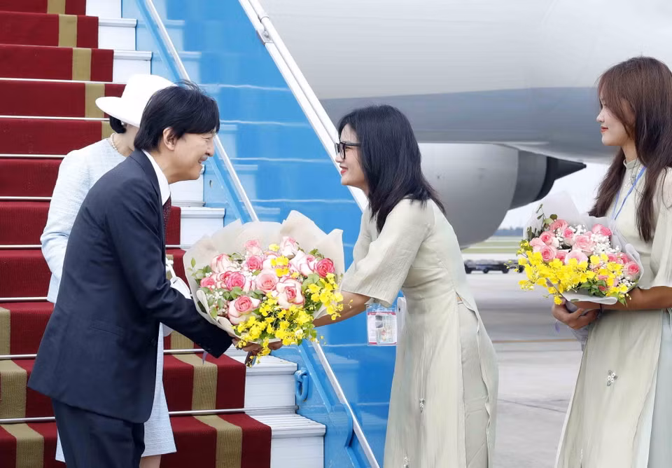 Thiếu nữ Thủ đô tặng hoa Hoàng Thái tử Nhật Bản Akishino và Công nương Kiko tại lễ đón. (Ảnh: An Đăng/TTXVN)