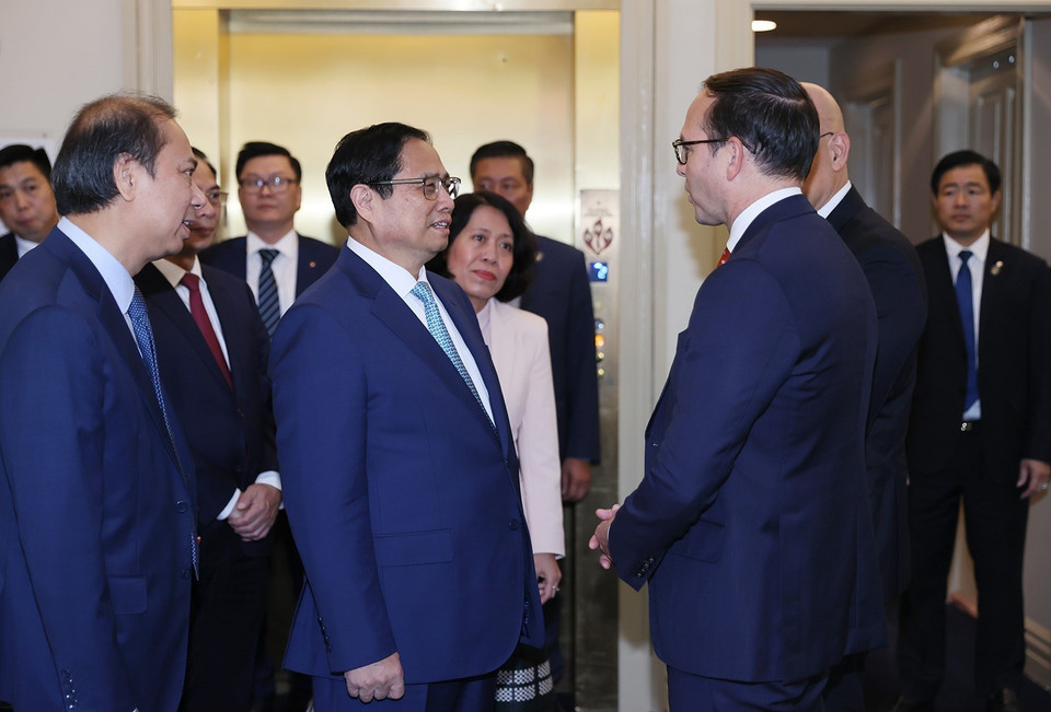 Lãnh đạo Đại học Georgetown đón Thủ tướng Phạm Minh Chính. (Ảnh: Dương Giang/TTXVN)