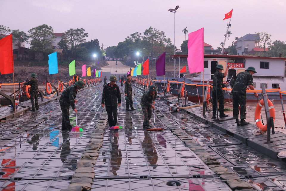 Lực lượng công binh hoàn thiện những bước cuối, đảm bảo an toàn cầu phao khi thông xe lúc 6h. (Ảnh: Hoàng Hiếu/TTXVN)