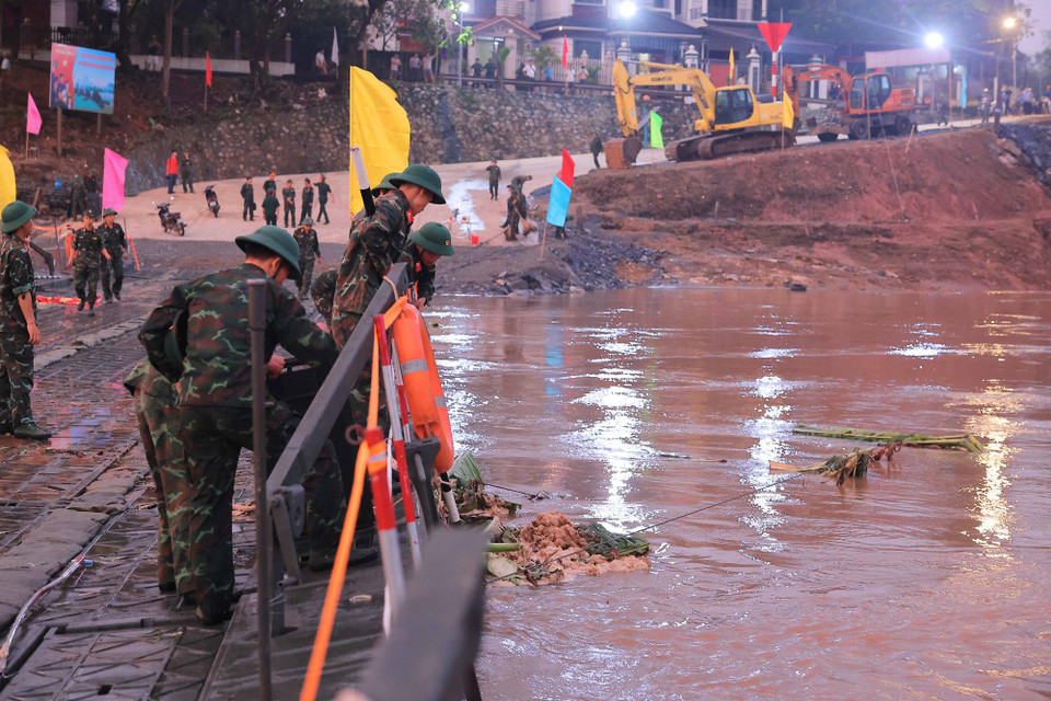 Lực lượng công binh hoàn thiện những bước cuối, đảm bảo an toàn cầu phao khi thông xe lúc 6h. (Ảnh: Hoàng Hiếu/TTXVN)