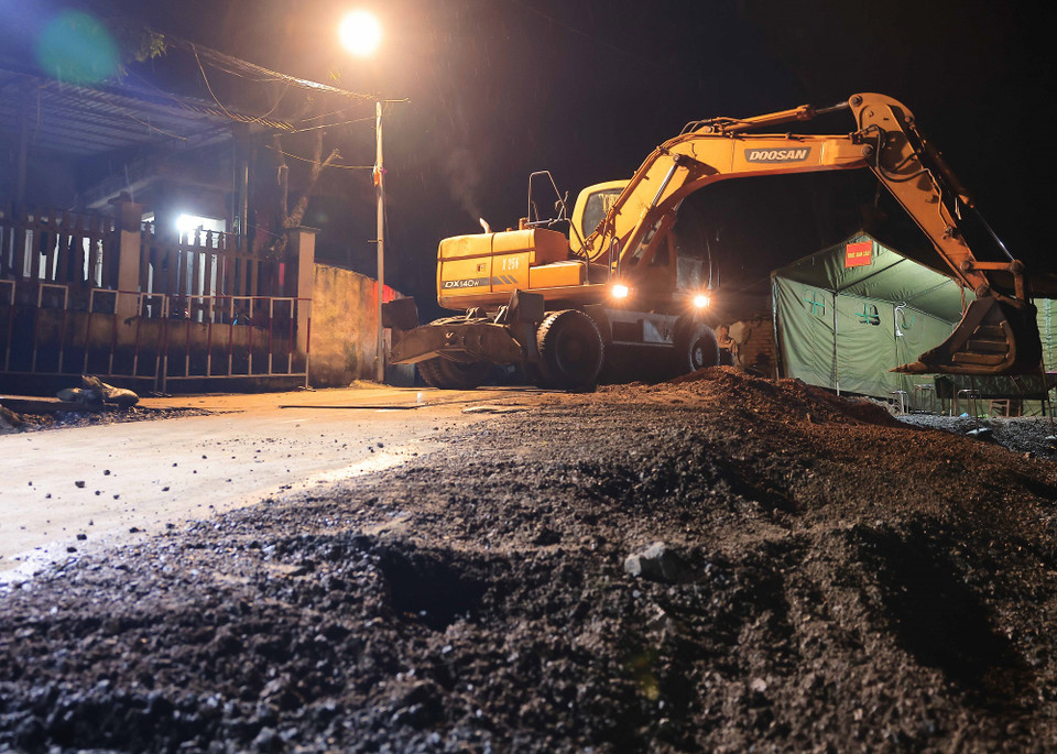Lực lượng công binh Lữ đoàn 249 tiến hành san lấp, gia cố nơi mặt nền yếu, đảm bảo an toàn cho người và phương tiện lưu thông (ảnh chụp lúc 5h ngày 30/9). (Ảnh: Hoàng Hiếu/TTXVN)