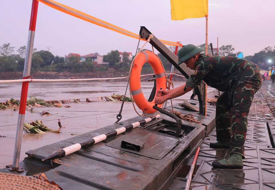 Lực lượng công binh hoàn thiện những bước cuối, đảm bảo an toàn cầu phao khi thông xe lúc 6h. (Ảnh: Hoàng Hiếu/TTXVN)