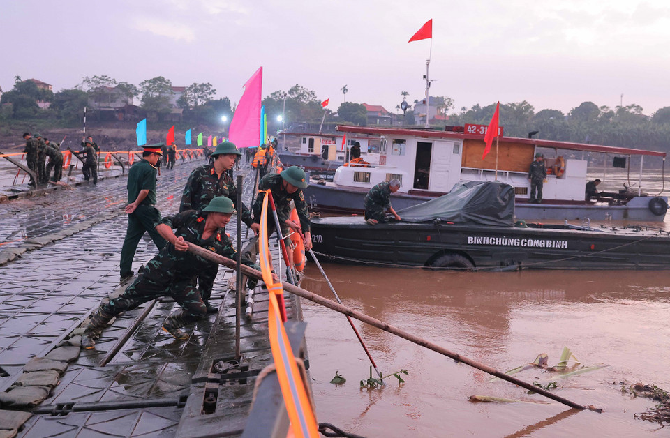 Lực lượng công binh hoàn thiện những bước cuối, đảm bảo an toàn cầu phao khi thông xe lúc 6h. (Ảnh: Hoàng Hiếu/TTXVN)