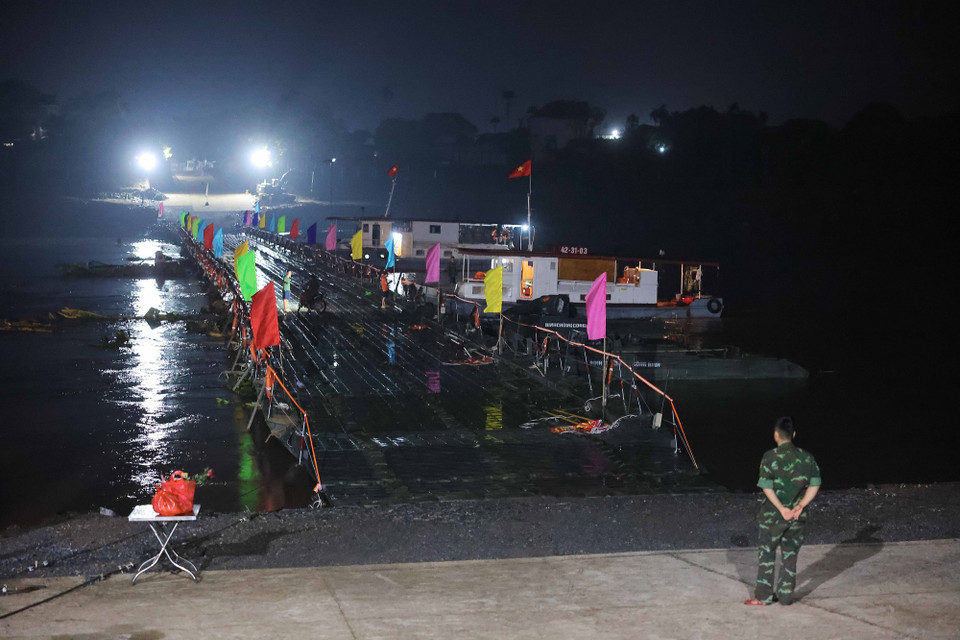 Cầu phao Phong Châu đã sẵn sàng cho việc đi lại của nhân dân qua sông Hồng (ảnh chụp lúc 4h55p ngày 30/9).(Ảnh: Hoàng Hiếu/TTXVN)