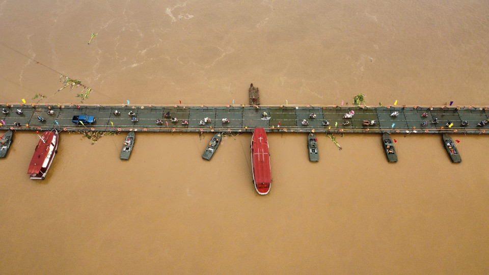 Dòng phương tiện qua cầu sau lệnh thông xe chính thức lúc 6 giờ ngày 30/9. (Ảnh: Hoàng Hiếu/TTXVN)