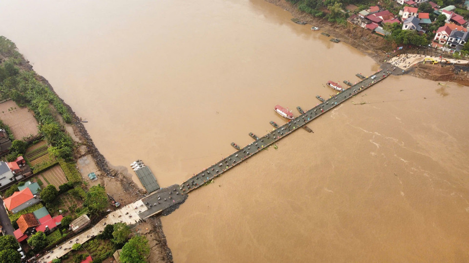 Dòng phương tiện qua cầu sau lệnh thông xe chính thức lúc 6 giờ ngày 30/9. (Ảnh: An Đăng/TTXVN)