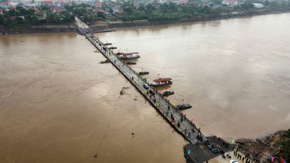 Dòng phương tiện qua cầu sau lệnh thông xe chính thức lúc 6 giờ ngày 30/9. (Ảnh: Hoàng Hiếu/TTXVN)