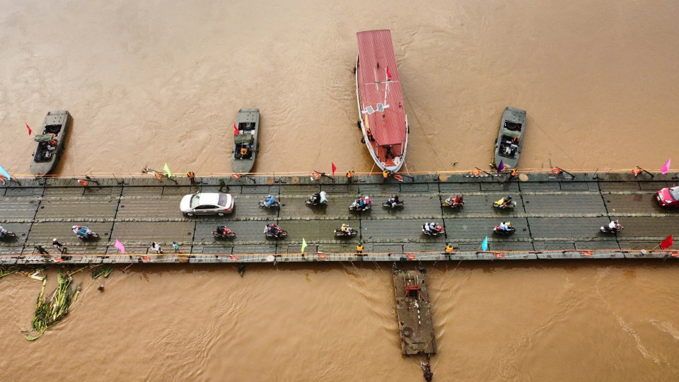 Dòng phương tiện qua cầu sau lệnh thông xe chính thức lúc 6 giờ ngày 30/9. (Ảnh: Hoàng Hiếu/TTXVN)