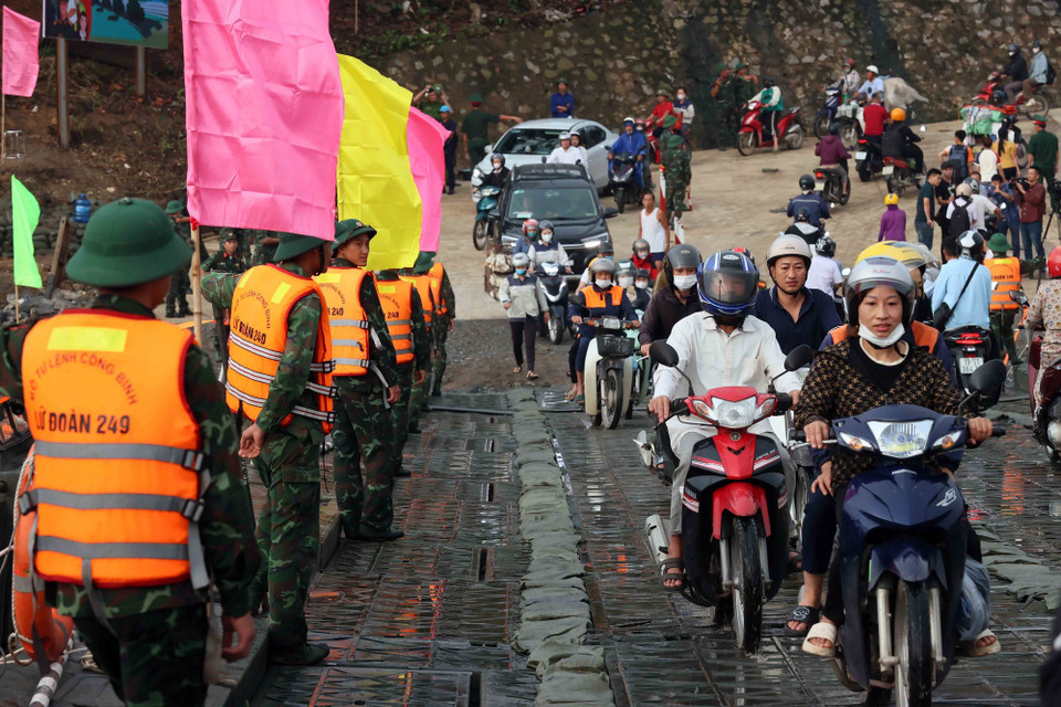 Dòng phương tiện qua cầu sau lệnh thông xe chính thức lúc 6 giờ ngày 30/9. (Ảnh: An Đăng/TTXVN)