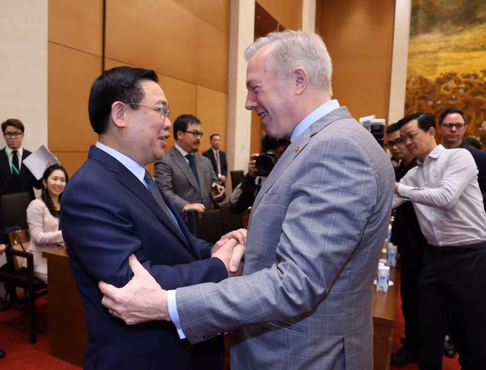 Chủ tịch Quốc hội Vương Đình Huệ với Chủ tịch kiêm Tổng Giám đốc Hội đồng Kinh doanh Hoa Kỳ-ASEAN Ted Osius. (Ảnh: Nhan Sáng/TTXVN)