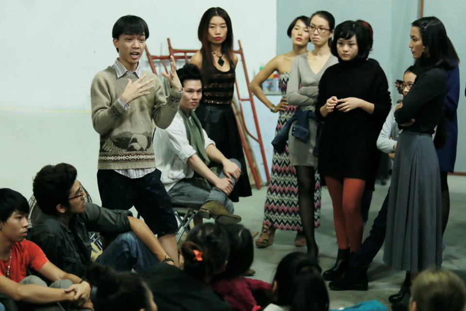 Đạo diễn trẻ 9x Phi Phi Anh vừa từ Mỹ về để làm tổng đạo diễn chương trình lần này, đang bàn bạc với người mẫu và ekip chương trình.