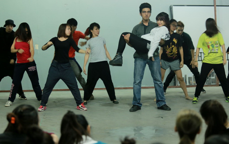 Với hình thức một vở nhạc kịch, Đỗ Thanh Ngọc, ca sỹ triển vọng của Sao Mai Điểm Hẹn 2014 và Bảo Trâm Idol vừa là những ca sỹ chính vừa là những nhân vật trong buổi trình diễn của Davines Hair Show lần này. 