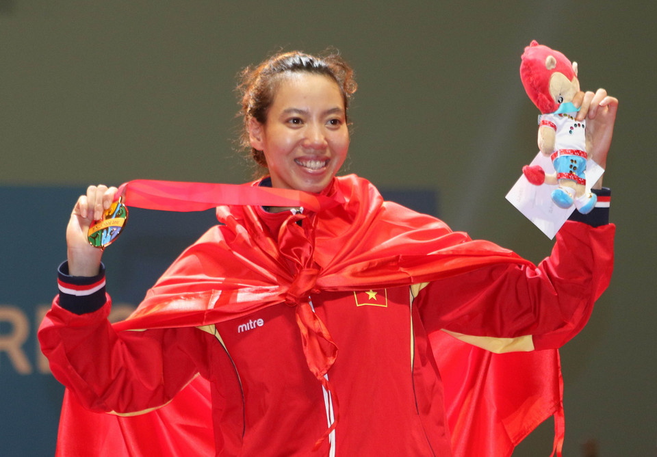 Nguyễn Thị Lệ Dung với chiếc huy chương vàng ở môn đấu kiếm. (Nguồn: Quốc Khánh/TTXVN)