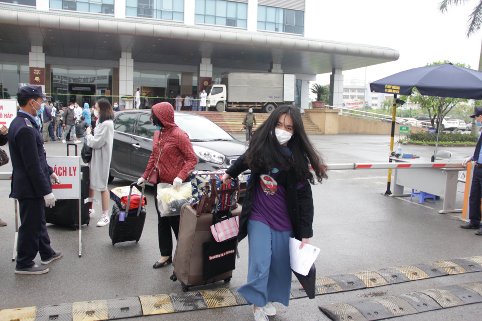 Các bệnh nhân COVID-19 được điều trị khỏi tại Bệnh viện Bệnh Nhiệt đới Trung ương cơ sở 2 rời bệnh viện và sẽ được tiếp tục cách ly, theo dõi y tế trong 14 ngày. (Ảnh: TTXVN phát)