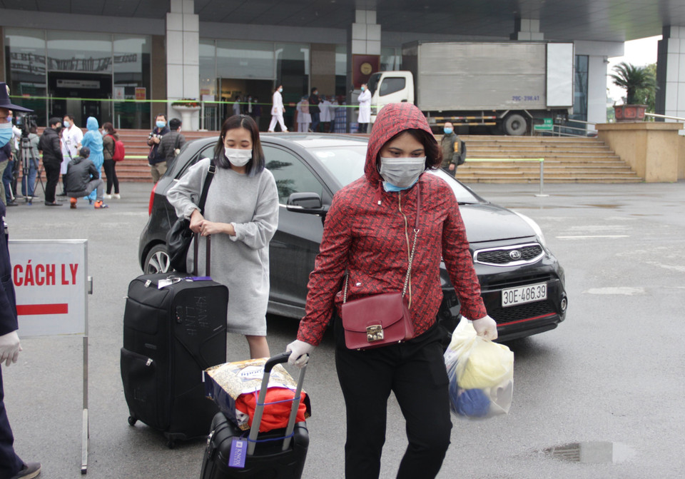 Các bệnh nhân COVID-19 được điều trị khỏi tại Bệnh viện Bệnh Nhiệt đới Trung ương cơ sở 2 rời bệnh viện và sẽ được tiếp tục cách ly, theo dõi y tế trong 14 ngày. (Ảnh: TTXVN phát)