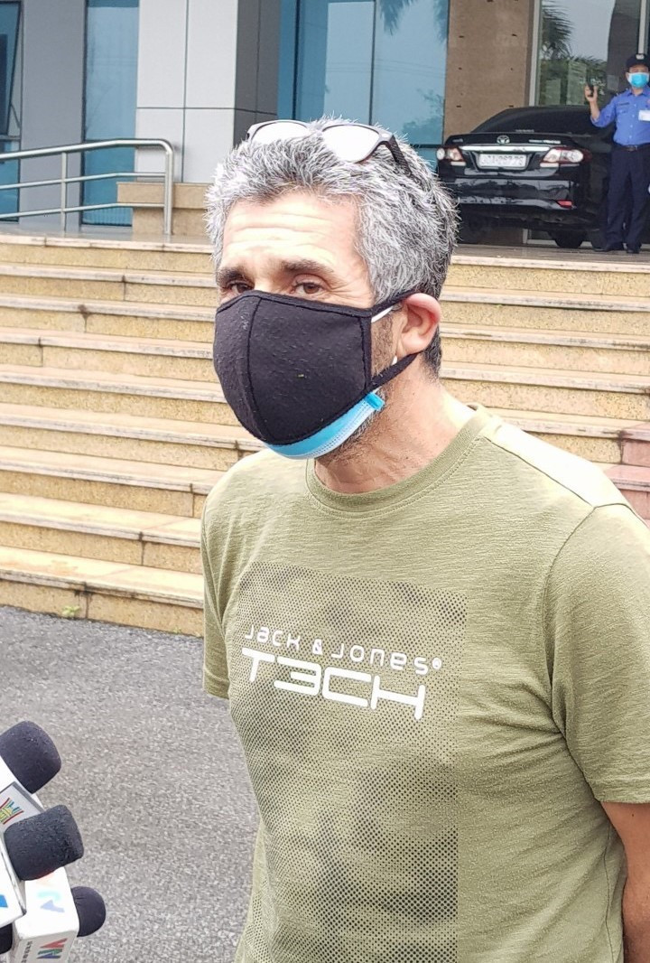 Một bệnh nhân người nước ngoài được điều trị khỏi bệnh tại Bệnh viện Bệnh Nhiệt đới Trung ương cơ sở 2. (Ảnh: TTXVN phát)