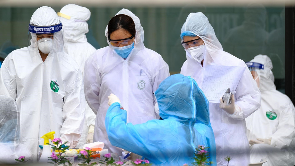 Đến nay, ngoài 2 trường hợp nhiễm COVID-19, 100% cán bộ, nhân viên tại bệnh viện đã có kết quả xét nghiệm âm tính. (Ảnh: Phạm Hùng/TTXVN phát)