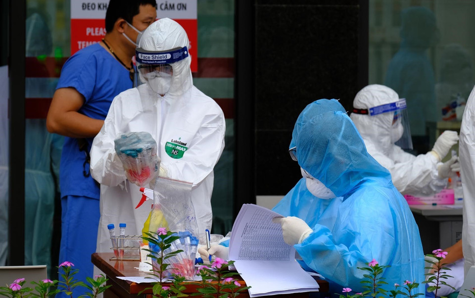 Lấy mẫu xét nghiệm cho cán bộ y, bác sỹ tại bệnh viện Bạch Mai. (Ảnh: Phạm Hùng/TTXVN phát)