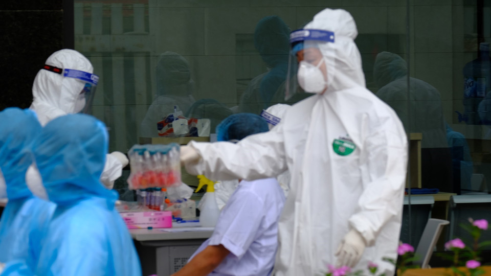 Lấy mẫu xét nghiệm cho cán bộ y, bác sỹ tại bệnh viện Bạch Mai. (Ảnh: Phạm Hùng/TTXVN phát)