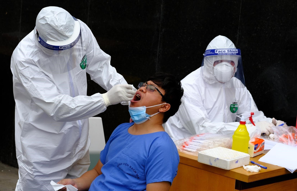Ngay sau khi phát hiện có bệnh nhân nhiễm COVID-19 tại bệnh viện Bạch Mai, Ban chỉ đạo quốc gia phòng chống dịch bệnh COVID-19 phối hợp với UBND Thành phố Hà Nội chỉ đạo tiến hành lấy mẫu xét nghiệm cho cán bộ, nhân viên thuộc bệnh viện. (Ảnh: Phạm Hùng/TTXVN phát)