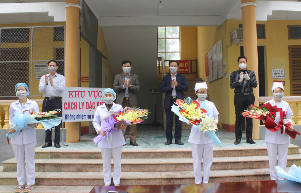 Tặng hoa chúc mừng cán bộ y, bác sỹ đã điều trị khỏi bệnh cho bệnh nhân số 73. (Ảnh: TTXVN phát)