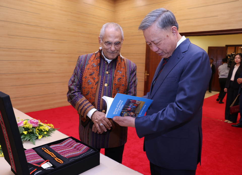 Chủ tịch nước Tô Lâm và Tổng thống Timor-Leste Jose Ramos-Horta trao tặng phẩm. (Ảnh: TTXVN)