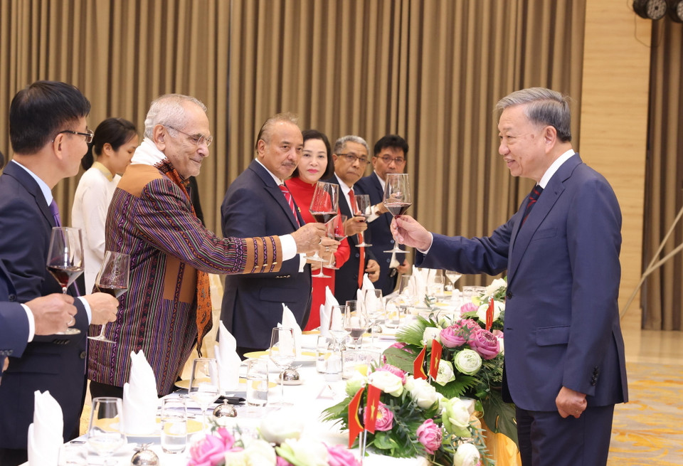 Chủ tịch nước Tô Lâm với Tổng thống Timor-Leste Jose Ramos-Horta và các đại biểu dự tiệc chiêu đãi. (Ảnh: TTXVN)