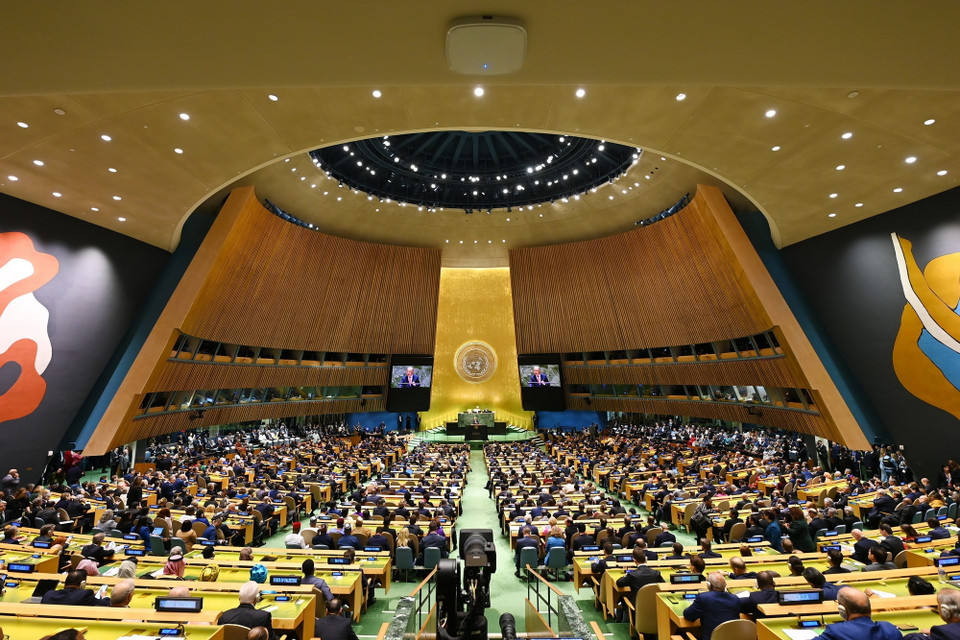 Ngày 22/9/2024, với đa số ý kiến tán thành, các thành viên Liên hợp quốc đã thông qua "Hiệp ước cho tương lai" nhằm giải quyết hàng loạt cuộc xung đột, các mối đe dọa về môi trường, cũng như những thách thức công nghệ mà nhân loại đang phải đối mặt. Việc thông qua hiệp ước diễn ra trong khuôn khổ sự kiện mở màn Tuần lễ cấp cao Đại hội đồng Liên hợp quốc khóa 79 tại New York (Mỹ). (Ảnh: THX/TTXVN)