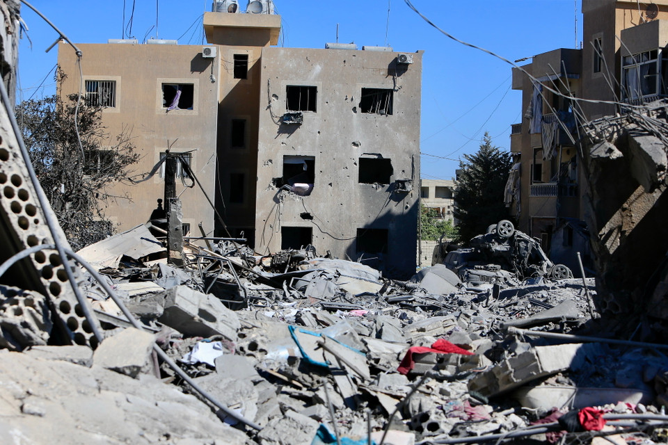 Ngày 26/9/2024, quân đội Israel cho biết đã tiến hành những cuộc không kích mới vào các cơ sở của Hezbollah ở miền Nam Liban, sau khi các quan chức cấp cao của Israel bác bỏ lời kêu gọi ngừng bắn trong 21 ngày được Mỹ ủng hộ. Ảnh: Hiện trường cuộc không kích của Israel xuống Jiyeh, Liban. (Nguồn: THX/TTXVN)