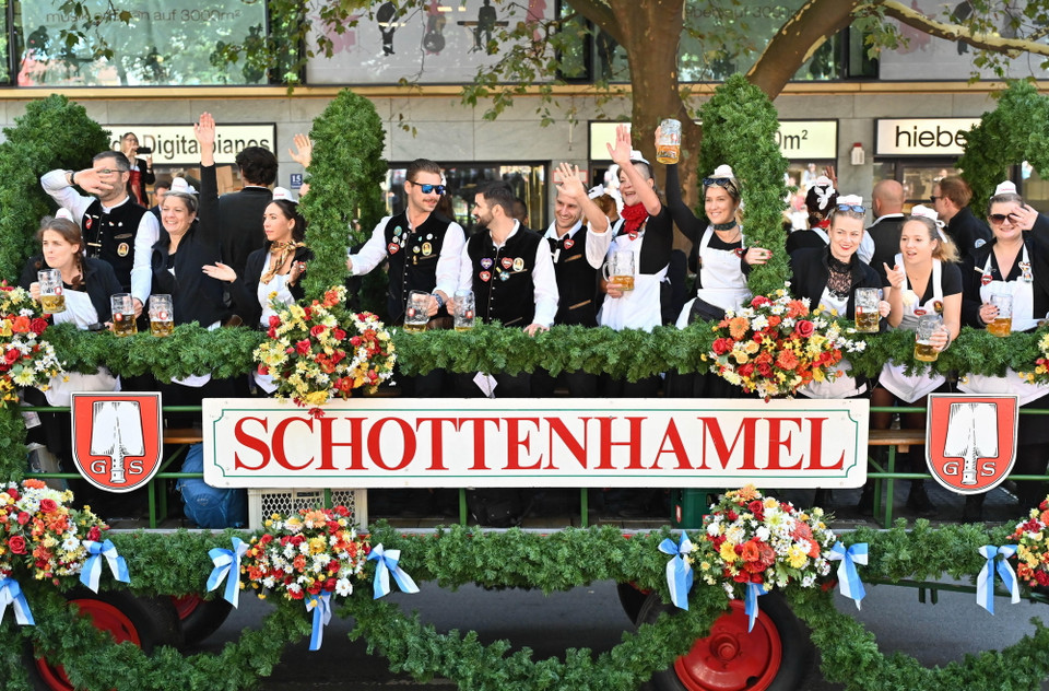 Ngày 21/9/2024, Lễ hội bia Đức (Oktoberfest), lễ hội bia lớn nhất thế giới, đã khai mạc tại thành phố Munich trong điều kiện an ninh được thắt chặt sau nhiều vụ tấn công được cho là do các phần tử thánh chiến thực hiện tại Đức. (Ảnh: THX/TTXVN)