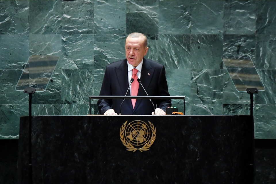 Ngày 24/9/2024, tại Phiên thảo luận chung cấp cao Đại Hội đồng Liên hợp quốc khóa 79 ở New York (Mỹ), Tổng thống Thổ Nhĩ Kỳ Recep Tayyip Erdogan (ảnh) cảnh báo Dải Gaza đã trở thành “nghĩa trang lớn nhất thế giới của phụ nữ và trẻ em”, đồng thời kêu gọi cộng đồng quốc tế thiết lập cơ chế bảo vệ người dân Palestine. (Ảnh: THX/TTXVN)