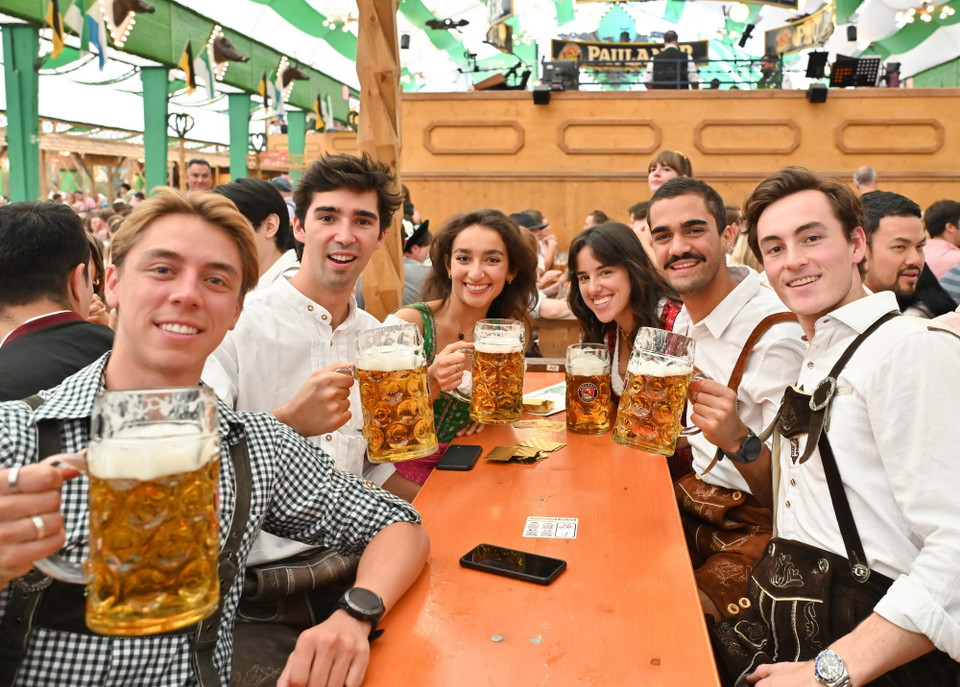 Ngày 21/9/2024, Lễ hội bia Đức (Oktoberfest), lễ hội bia lớn nhất thế giới, đã khai mạc tại thành phố Munich trong điều kiện an ninh được thắt chặt sau nhiều vụ tấn công được cho là do các phần tử thánh chiến thực hiện tại Đức. (Ảnh: THX/TTXVN)