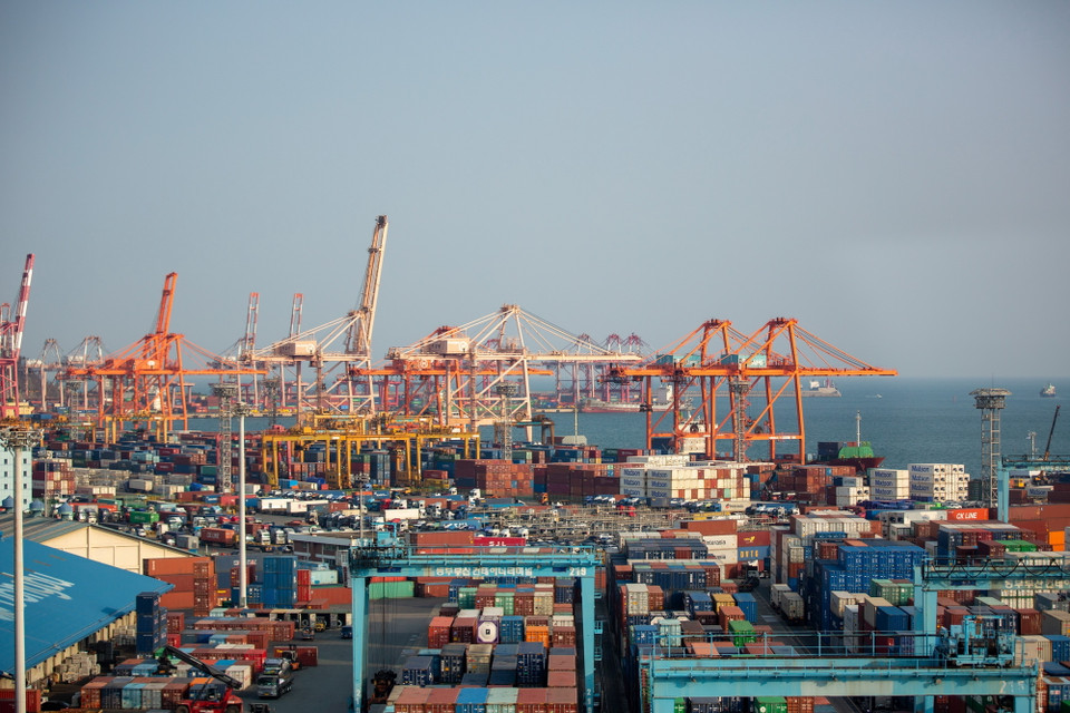 Ngày 25/9/2024, Tổ chức Hợp tác và Phát triển kinh tế (OECD) nâng dự báo tăng trưởng kinh tế toàn cầu năm 2024 và 2025 sẽ ổn định ở mức 3,2% trong bối cảnh lạm phát đang tiếp tục hạ nhiệt và các ngân hàng trung ương từng bước cắt giảm lãi suất. Theo đó, mức dự báo mới cao hơn 0,1% so với mức dự báo cũ (3,1%) được công bố hồi tháng 5 năm nay. Ảnh: Cảng hàng hóa Busan, Hàn Quốc. (Ảnh: THX/TTXVN)