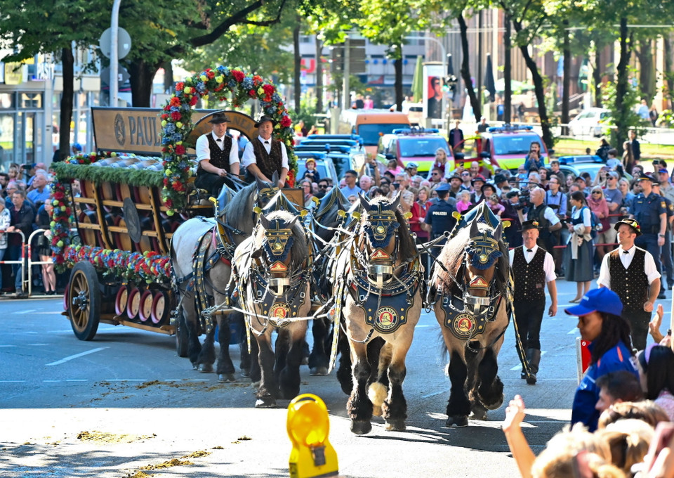 Ngày 21/9/2024, Lễ hội bia Đức (Oktoberfest), lễ hội bia lớn nhất thế giới, đã khai mạc tại thành phố Munich trong điều kiện an ninh được thắt chặt sau nhiều vụ tấn công được cho là do các phần tử thánh chiến thực hiện tại Đức. (Ảnh: THX/TTXVN)