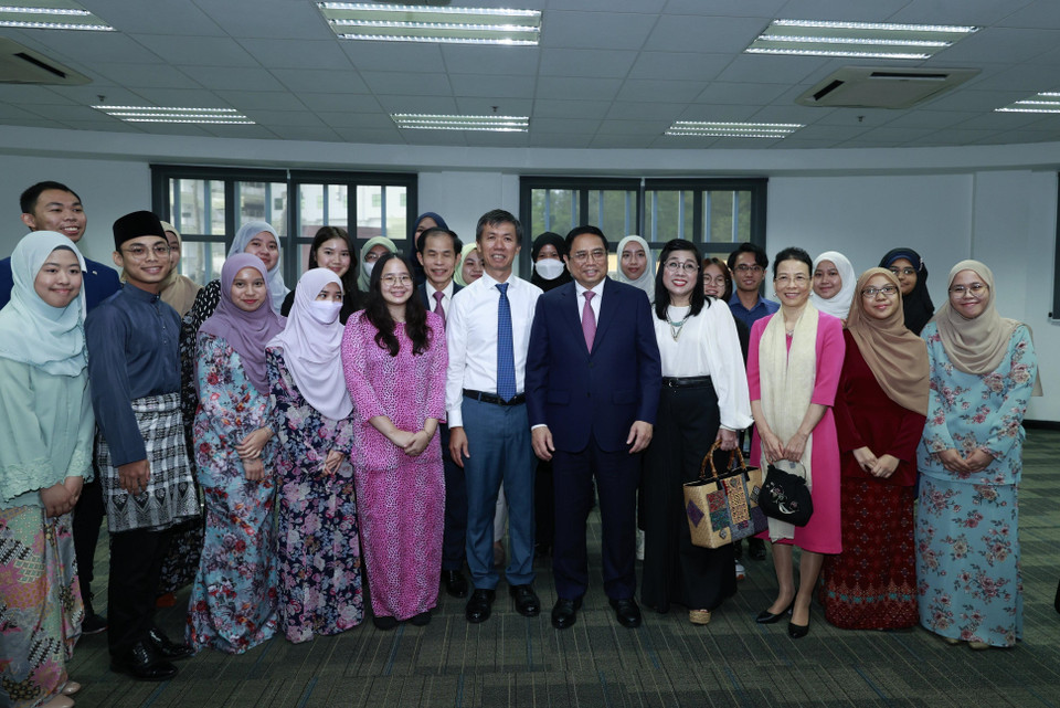 Thủ tướng Phạm Minh Chính và Phu nhân với lãnh đạo và sinh viên trường đại học Quốc gia Brunei. (Ảnh: Dương Giang/TTXVN)