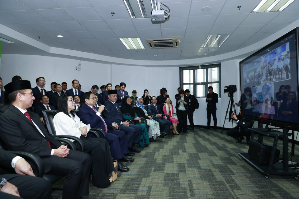 Thủ tướng Phạm Minh Chính tương tác trực tuyến với sinh viên Việt Nam đang học tiếng Anh do giảng viên người Brunei giảng dạy tại Trung tâm Toàn cầu FPT-UBD đại học Đà Nẵng. (Ảnh: Dương Giang/TTXVN)