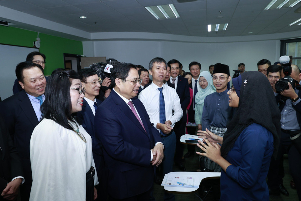 Thủ tướng Phạm Minh Chính nói chuyện với sinh viên lớp học tiếng Việt của trường đại học Quốc gia Brunei. (Ảnh: Dương Giang/TTXVN)