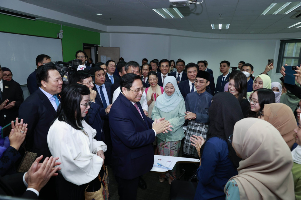 Thủ tướng Phạm Minh Chính nói chuyện với sinh viên lớp học tiếng Việt của trường đại học Quốc gia Brunei. (Ảnh: Dương Giang/TTXVN)