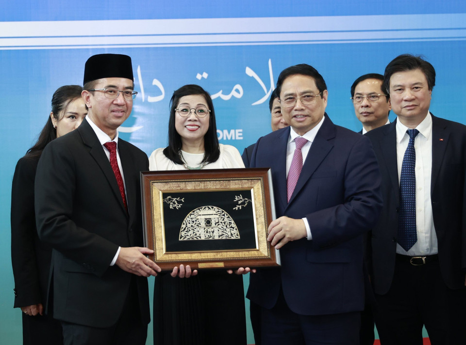 Lãnh đạo trường đại học Quốc gia Brunei tặng quà lưu niệm cho Thủ tướng Phạm Minh Chính và Phu nhân. (Ảnh: Dương Giang/TTXVN)