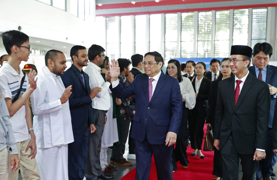 Thủ tướng Phạm Minh Chính và Phu nhân đến thăm trường đại học Quốc gia Brunei. (Ảnh: Dương Giang/TTXVN)