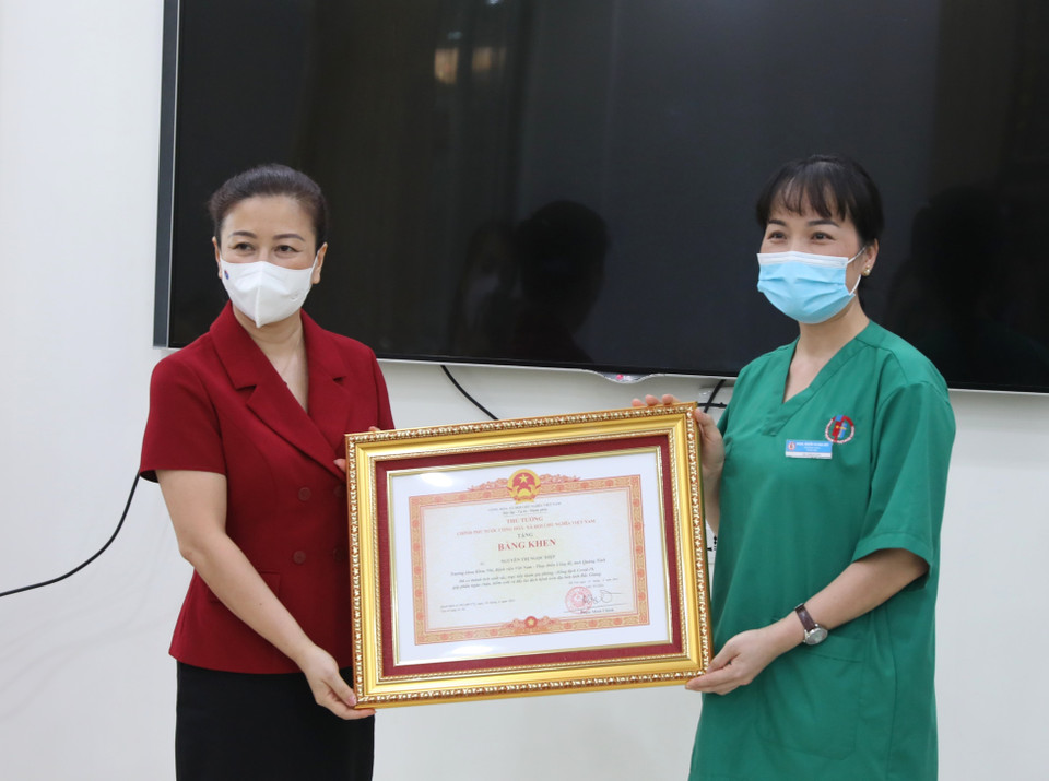 Phó Bí thư Thường trực tỉnh ủy Bắc Giang Lê Thị Thu Hồng trao Bằng khen của Thủ tướng chính phủ cho bác sỹ Nguyễn Thị Ngọc Điệp, Trưởng Khoa Nhi, Bệnh viện Việt Nam-Thụy Điển Uông Bí (Quảng Ninh). (Ảnh: Danh Lam/TTXVN)