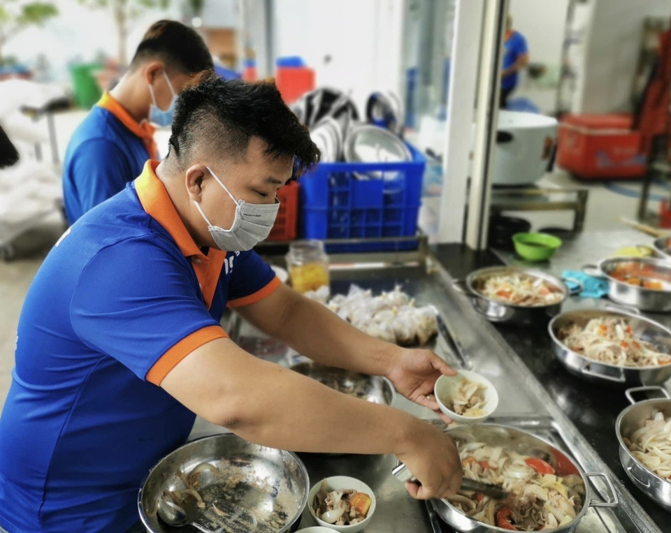 Nhân viên nhà hàng Bò tơ Năm Sánh (quận Gò Vấp, Thành phố Hồ Chí Minh) chuẩn bị các suất ăn miễn phí để phát cho người nghèo. (Ảnh: Hồng Giang/TTXVN)