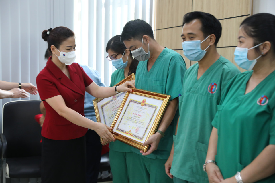 Phó Bí thư Thường trực tỉnh ủy Bắc Giang Lê Thị Thu Hồng trao bằng khen của tỉnh Bắc Giang cho đại diện 200 y bác sỹ Bệnh viện Việt Nam-Thụy Điển Uông Bí (Quảng Ninh). (Ảnh: Danh Lam/TTXVN)