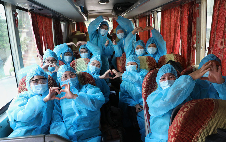 Các y bác sỹ Bệnh viện Việt Nam-Thụy Điển Uông Bí (Quảng Ninh) thả tim gửi tình cảm tới người dân Bắc Giang trước khi lên đường trở về địa phương. (Ảnh: Danh Lam/TTXVN)