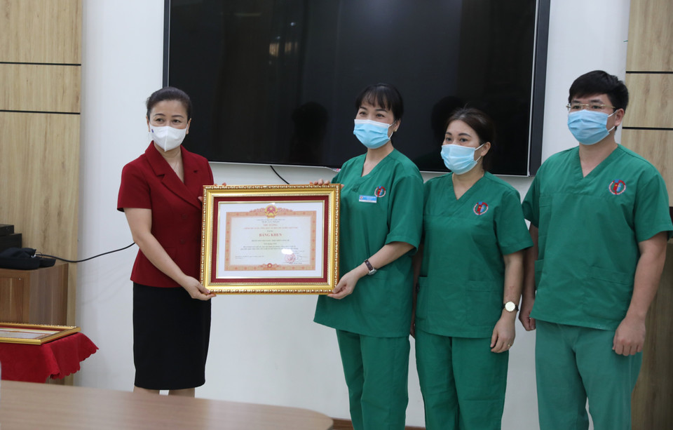Phó Bí thư Thường trực tỉnh ủy Bắc Giang Lê Thị Thu Hồng trao Bằng khen của Thủ tướng chính phủ cho tập thể Bệnh viện Việt Nam-Thụy Điển Uông Bí (Quảng Ninh). (Ảnh: Danh Lam/TTXVN)